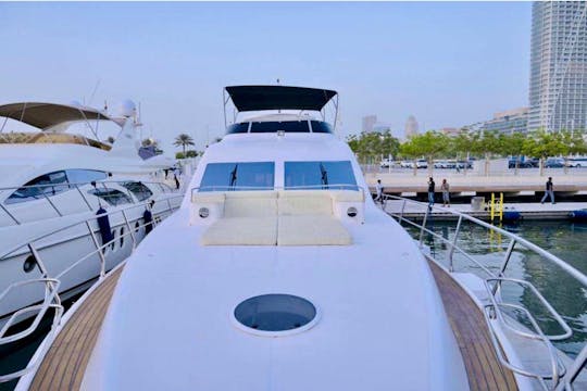 Yate Majesty de lujo de 75 pies en Dubai Marina: chárter para eventos y excursiones con 35 personas