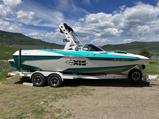 Wakeboat Axis T220 2023 en el embalse de Stagecoach