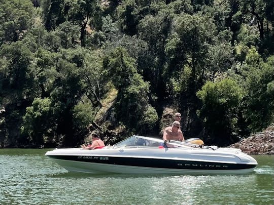 Complètement ravitaillé et en attente dans l'eau au bord du lac Nacimiento (Bayliner Capri)