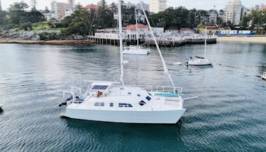 Immense catamaran d'aventure de 50 pieds, parfait pour admirer les couchers de soleil sur le port à la proue