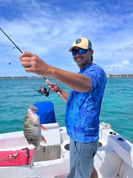 Pesca em recifes, mergulho com snorkel e churrasco na praia em San Pedro, Belize.