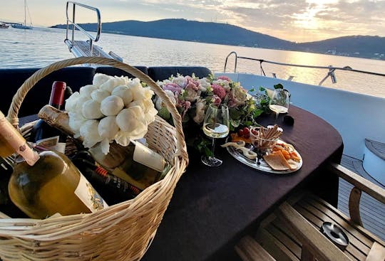 IATES DE LUXO EM ISTAMBUL: PASSEIO ESPECIAL AO PÔR DO SOL NO BÓSFORO