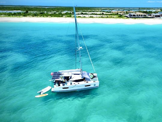 Moderna fuente de catamarán Pajot de 40 pies, sin arruinarse