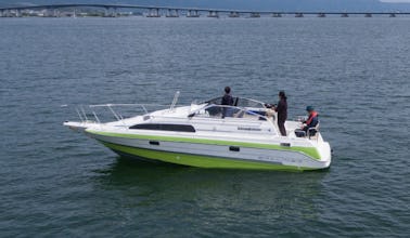 ¡Disfruta navegando en un Bayliner de 26 pies en el lago Biwa!