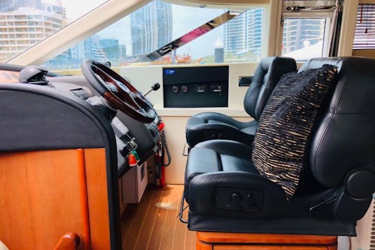   Yacht à moteur Fairline de 64 pieds | Capacité de 30 personnes | Spacieux et luxueux