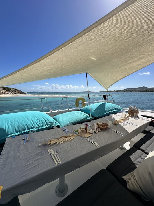 Alquiler de un día en catamarán de lujo en San Martín con almuerzo gourmet de 4 platos