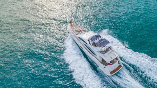 Azimut luxuoso de 70 pés com 2 jet skis incluídos em Miami para até 13 pessoas