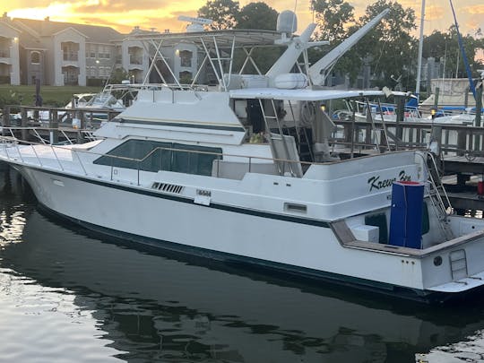 Yacht Party Cruising and Dancing with Your playlist com comida e bebida.