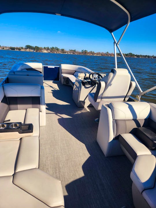 Harris Tritoon for 12 people on Lake Conroe in Montgomery Texas