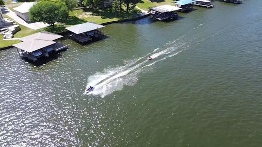 Livingston-Jetski e tubos em seu lago favorito  