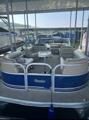 Luxurious 26ft Suntracker Pontoon for up to 12 people