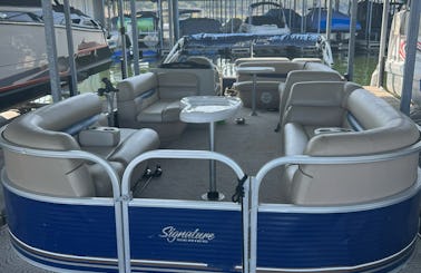 Luxurious 26ft Suntracker Pontoon for up to 12 people