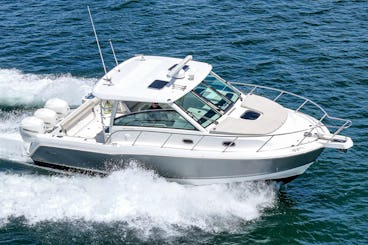 34' Boston Whaler Conquest with tripple 350 hp outboard engine