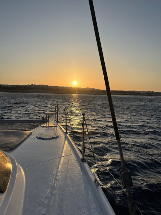 Cruzeiro noturno de catamarã privado com pôr do sol e bebidas