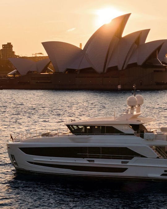 LUXURY YACHT - HARBOUR BRIDGE