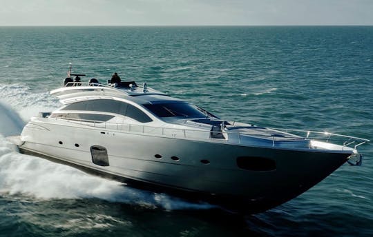 Desfrute de Miami em nosso Mega Yacht Milagros Power de 82 pés!