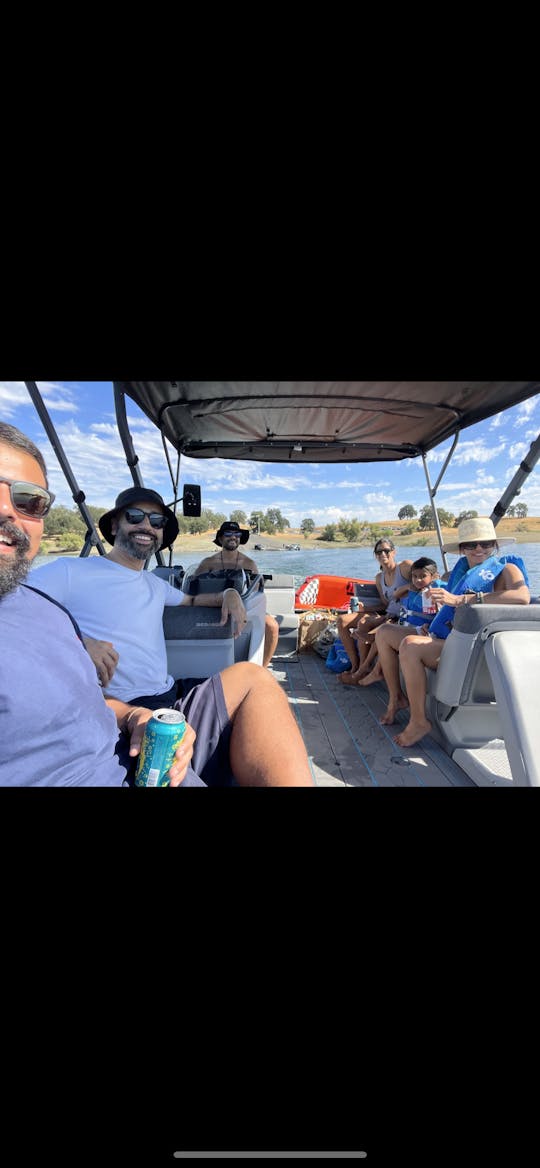Folsom Lake’s #1 Boat Rentals: 18’ & 21’ Pontoons Ready to Book!