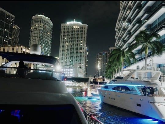 Charter e festas de luxo de 70' AZIMUT MIAMI, 1 hora grátis nos dias de semana, DJ disponível