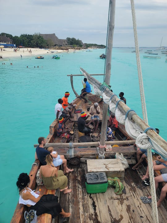 O barco Serengeti Sunset dá a você a chance de experimentar a beleza de Nungwi e Kenda