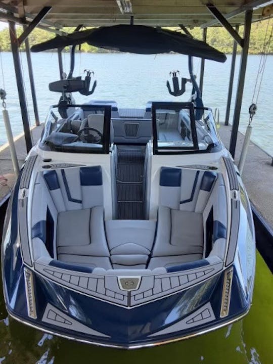 Nautique G23 2020 en el lago Austin, con capacidad para 14 personas, justo al lado del puente 360