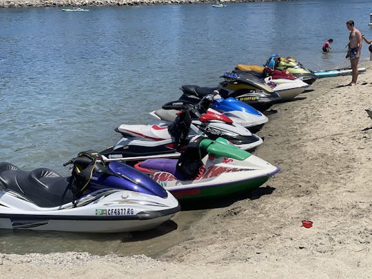 ロングビーチでのウォータースポーツレンタル用のヤマハとシードゥージェットスキー
