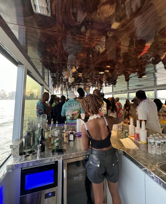 ¡El mejor barco de 80 pies para eventos de Boston para reuniones inolvidables! ¡Hasta 150 invitados