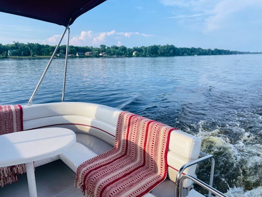 10 Person 34 foot Party Boat on the Ottawa River in Gatineau, Quebec