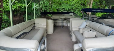 Bennington Pontoon Party Boat 22ft available at Falls Lake 