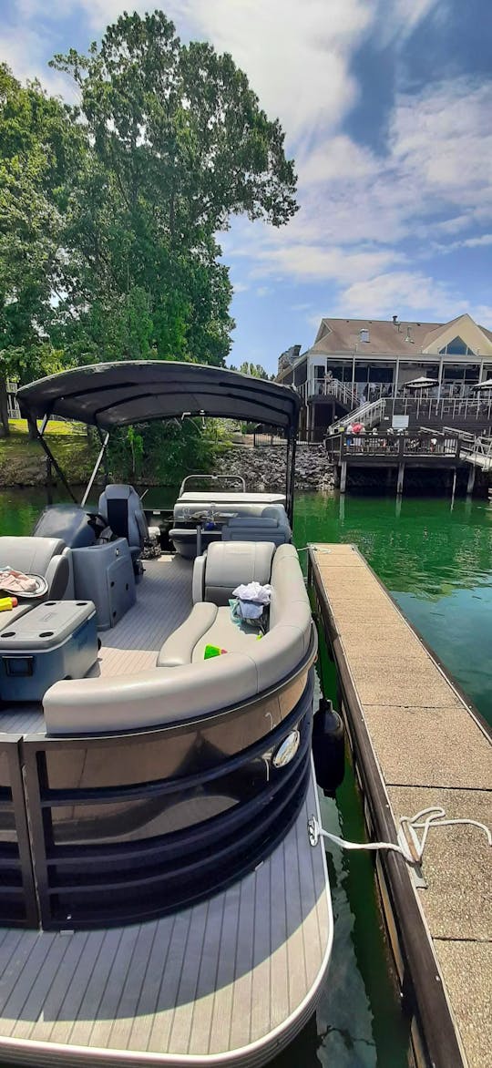 LAKE NORMAN LUXURY PONTOON RENTAL! 5 STAR , FIRST CLASS SERVICE!