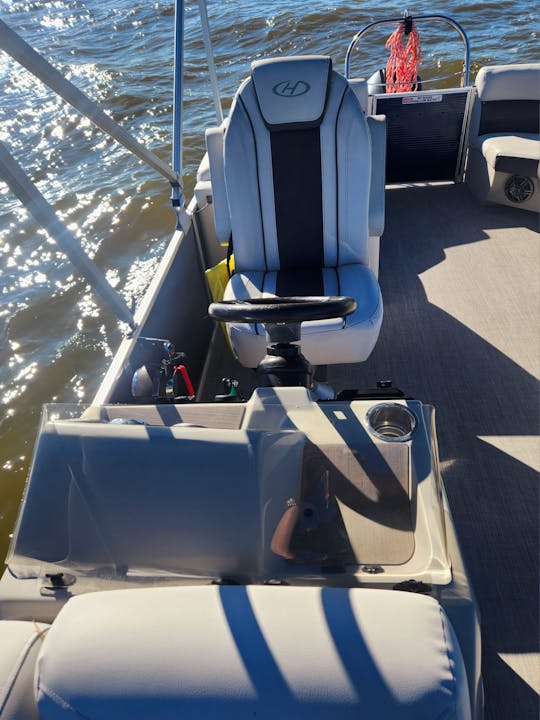 Harris Tritoon para 13 personas en el lago Conroe en Montgomery, Texas