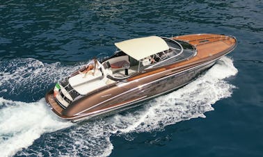 カンパニア州ソレントの44インチRiva Rivaramaモーターヨットレンタル