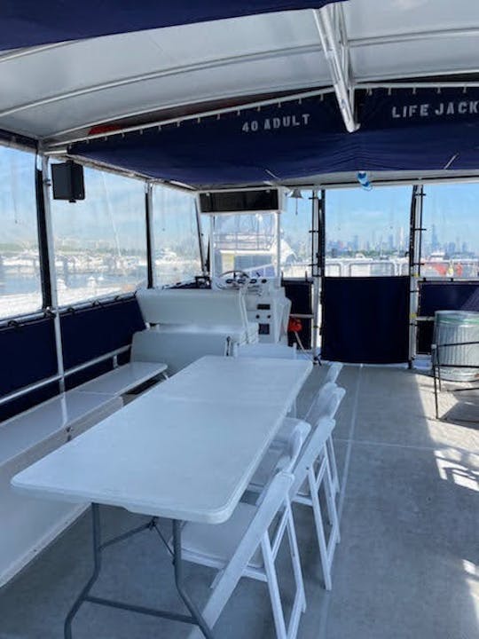Gran barco para fiestas con capacidad para 24 personas, en Navy Pier Marina