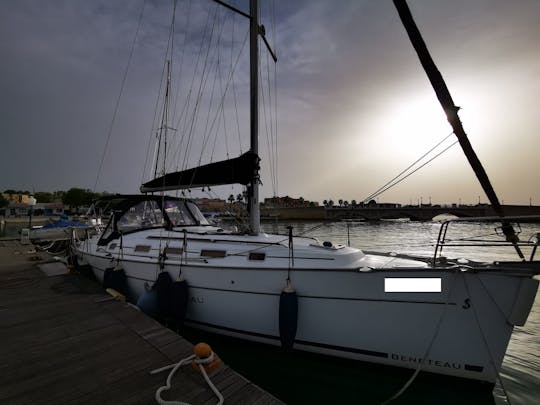 Excursões diárias à vela em Taranto no veleiro Beneteau Cyclades 393