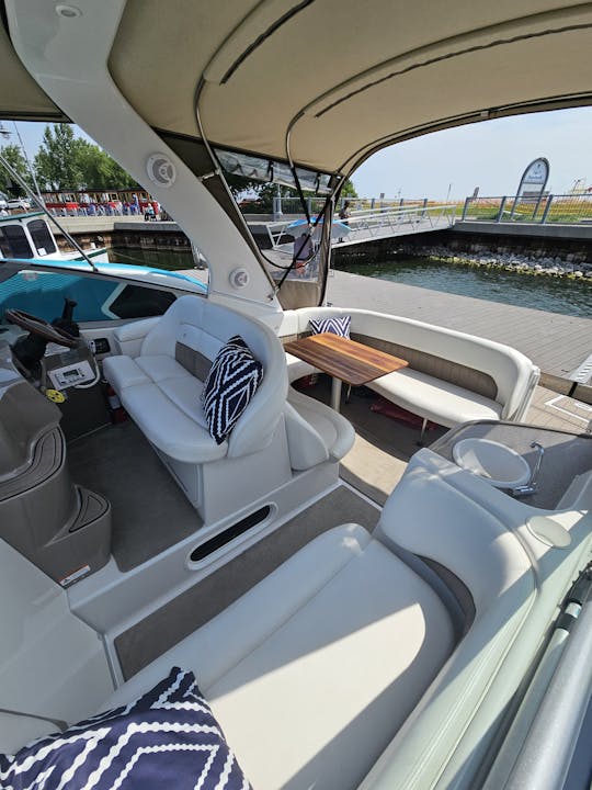 Yacht Four Winns de 35 pieds pour des croisières charter sur le lac Ontario (3 heures minimum)