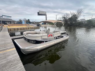 Location d'un triton de 22 pieds à Misty Harbor sur le lac Conroe ! Profitez d'une croisière panoramique !