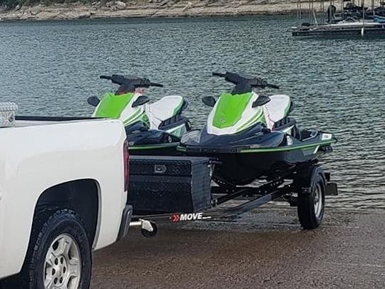 テキサス州オースティンでヤマハエクスデラックス2人乗りジェットスキーをレンタル