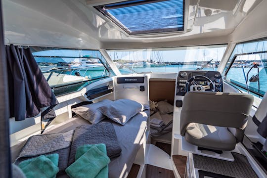  Beneteau Antares 8 Motor Yacht Rental in Pula, Hrvatska