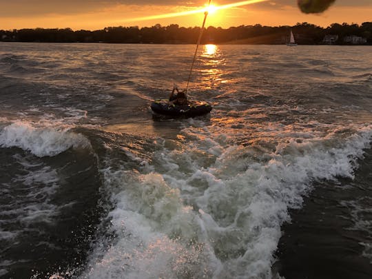 Bateau à moteur avec porte-bagages sur un quai privé sur le réservoir Geist