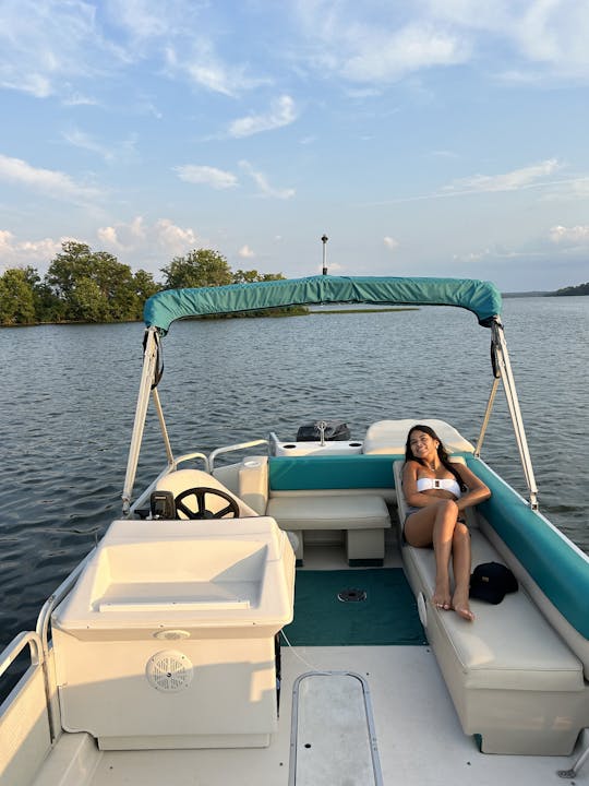 Let the good times roll!! 8 person deck boat with Captain