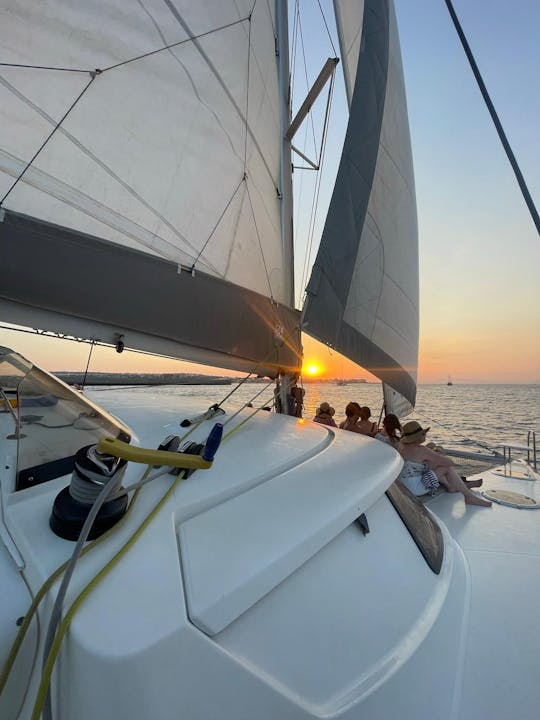 Cruzeiro noturno de catamarã privado com pôr do sol e bebidas