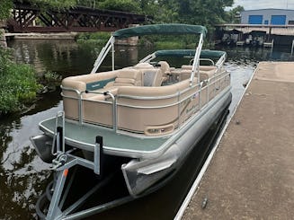 Bateau Tritoon pour amis et famille pour 13 personnes !