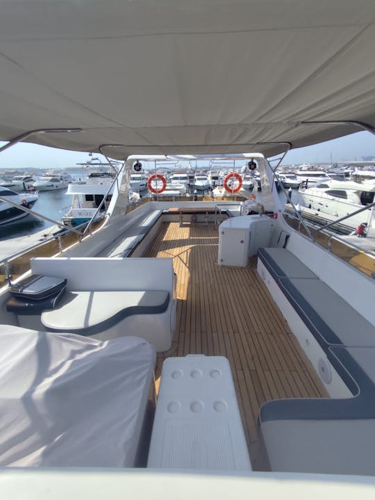 Nouveau yacht Majesty de luxe de 85 pieds pouvant accueillir jusqu'à 40 personnes, meilleure offre à Dubaï