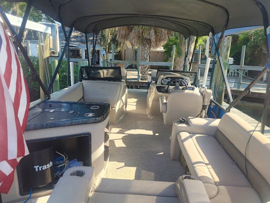 Tritoon 23ft - Catalina 2385 Quad Lounger 150 HP Yamaha (Fuel Included!!)