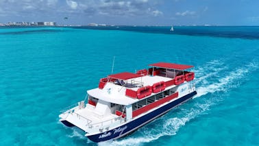 90' Motorboat Catamaran Private Charter / Capacity 100 - 200 people