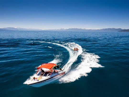 Barco de wakeboard no Lago Tahoe com tubo - 4 horas