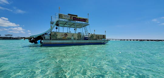 Pontón de dos pisos con temática de Capitán Tiki con dos toboganes, combustible incluido 