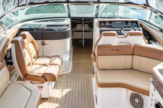 35' Sea Ray SLX Motor Yacht Charter in Chicago