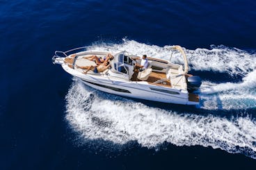 Bateau Karnic 7.8 Sundeck sur la côte du Prince Trpimir, Zadar