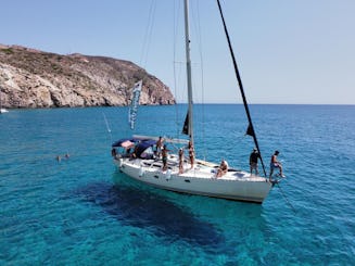 Découvrez les couleurs uniques de Kleftiko et Milos avec Jeanneau Sun Odyssey 47