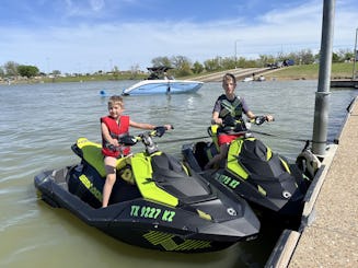 2 motos acuáticas: Sea Doo Spark Trixx 2023 y Yamaha JetBaster